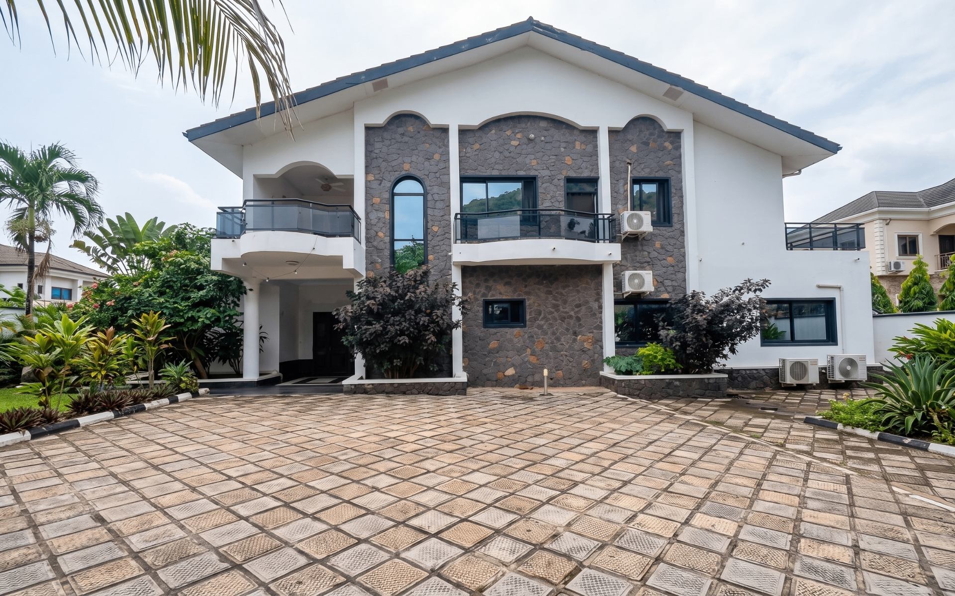 Luxury House on 6 Town Lots — Marjay Town